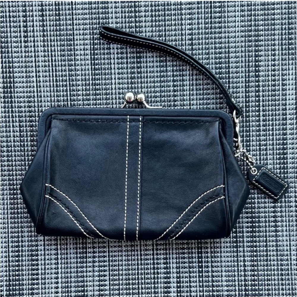 Coach Vintage Soho Black Leather French
Kiss Lock Framed Wristlet Clutch